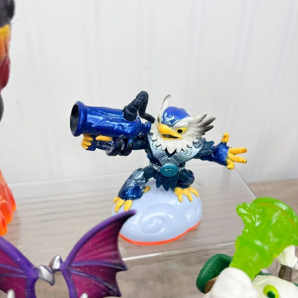 Skylander Lot of 10 Figures +2 Kids meal figures - Some broken, Read description